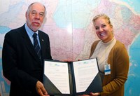 Capes e Boston Scientific assinam acordo para oferta de estágio 