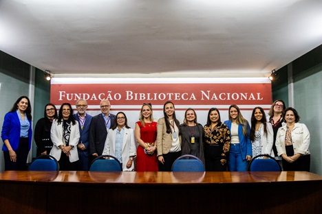 Grupo de participantes posa para foto oficial durante cerimônia realizada na Biblioteca Nacional.