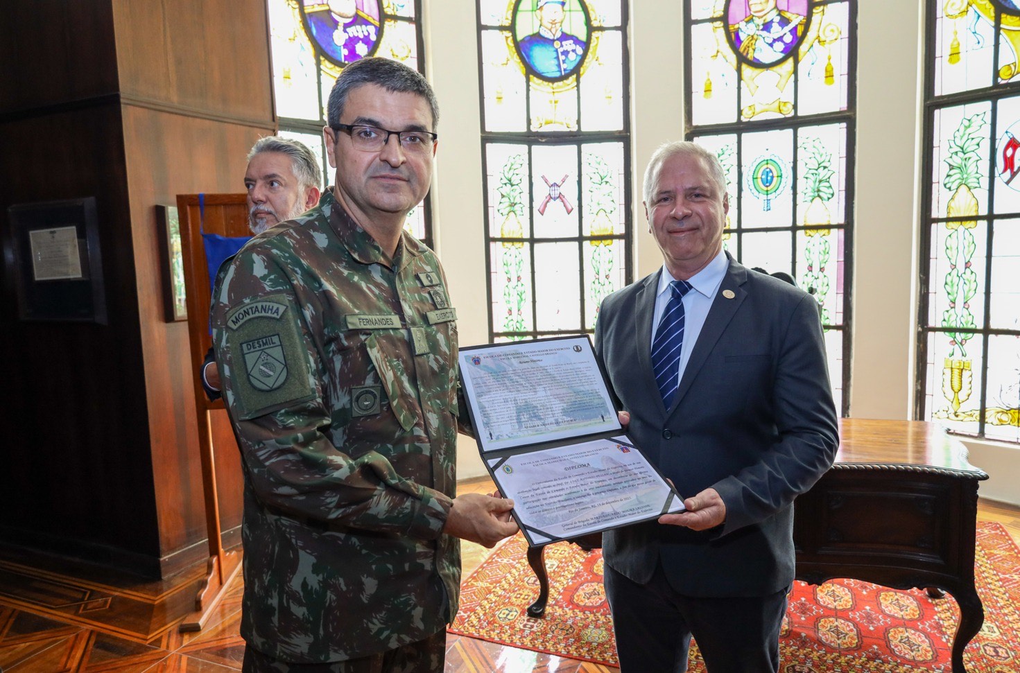 Diretor da CAPES recebe homenagem de Escola do Exército