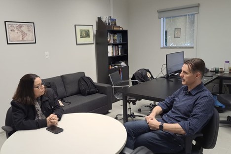 Denise Pires de Carvalho e Liviu Nicu debatem cooperação científica entre Brasil e França (Foto: Fabiana Nascimento/CAPES)