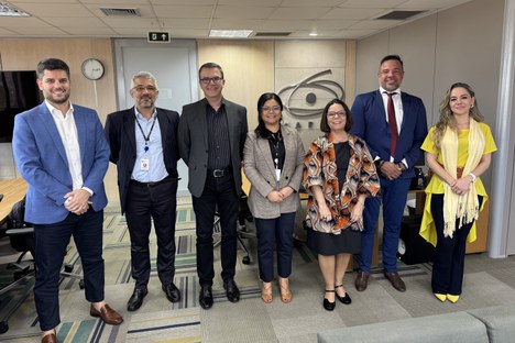 Equipes da CAPES e da RNP reunidas na sede da Coordenação, em Brasília (Foto: Julia Prado - CGCOM/CAPES)
