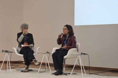 Isabela Pordeus e Denise Pires de Carvalho discutem o papel da CAPES no apoio à pesquisa e inovação (Foto: Priscila Ubriaco/CAPES)