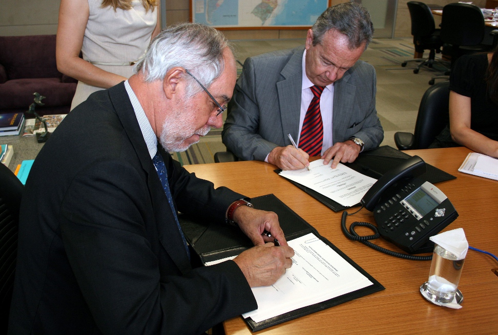 12-03-12-assinatura-acordo-belgica-CsF-EM-001-