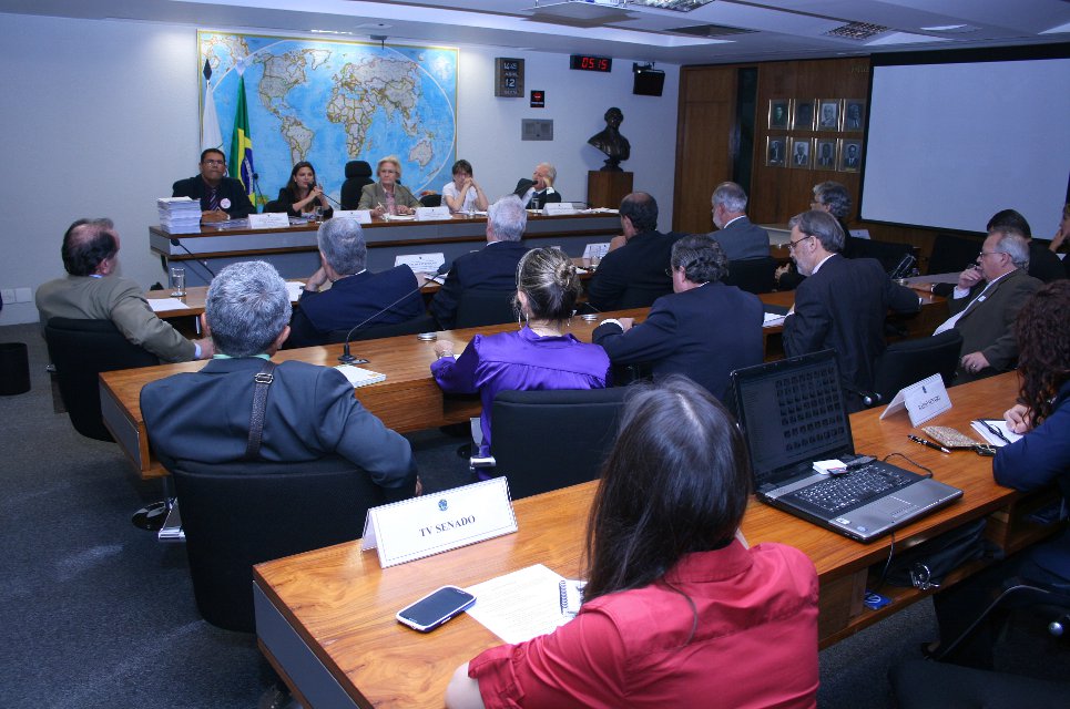 12-04-13-AudPublSenado 9437