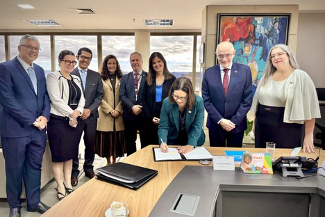 Denise Pires de Carvalho assina o edital do Programa CAPES Global. edu em reunião na qual também se firmou a parceria com a Elsevier (Foto: Julia Prado - CGCOM/CAPES)