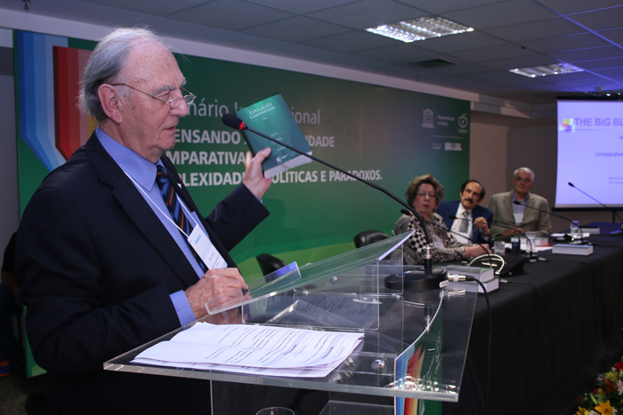 1452015-livro-educacao-comparada-3690