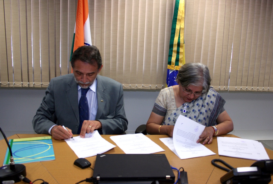 28.02.12.AssinaturaIndia 02