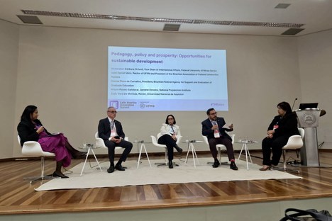 Presidente da CAPES participou de debate sobre desenvolvimento sustentável em encontro latino-americano na UFMG (Foto: Priscila Ubriaco/CAPES)