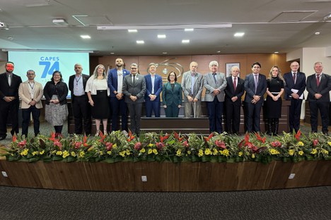 Imagem: Mesa da cerimônia do aniversário de 74 anos da CAPES (Julia Prado - CGCOM/CAPES)