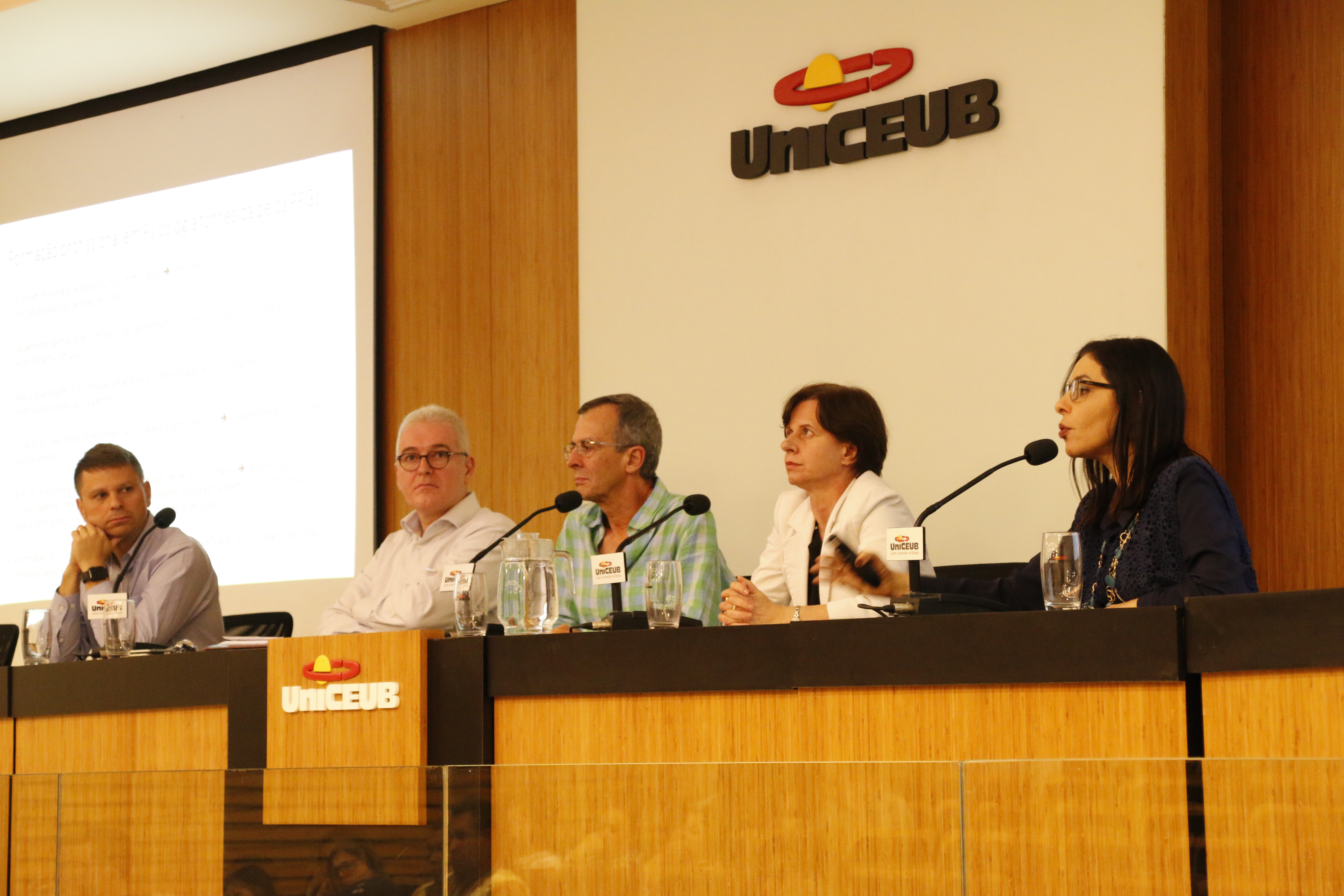 Debatedores compõem mesa 