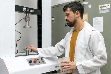 Imagem: O engenheiro metalúrgico Leandro Miranda em laboratório da Universidade Federal do Ceará (Guilherme Silva/UFC/Divulgação)