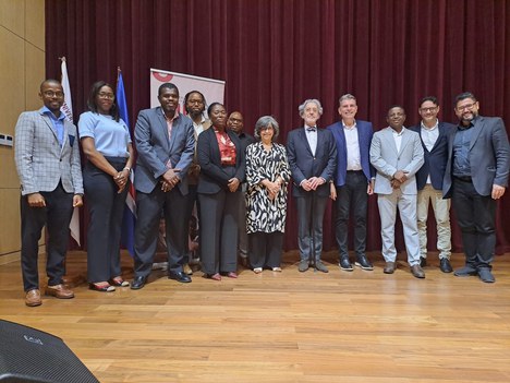 Associação reúne países de Língua Portuguesa pela educação a distância; CAPES representa o Brasil (diretor é o quarto da direita para a esquerda)Crédito: Divulgação