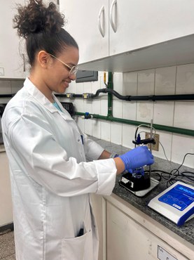 Imagem: Mestre e doutoranda em Química pela UFU, Mayane Carvalho é uma das pesquisadoras do projeto (Arquivo pessoal)