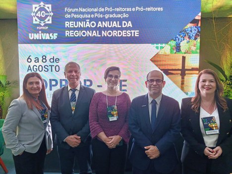 Imagem: Diretor da CAPES com a vice-presidente do Foprop Silvia Meletti (ao centro) e pró-reitores (Alisson Oliveira/Uemasul)