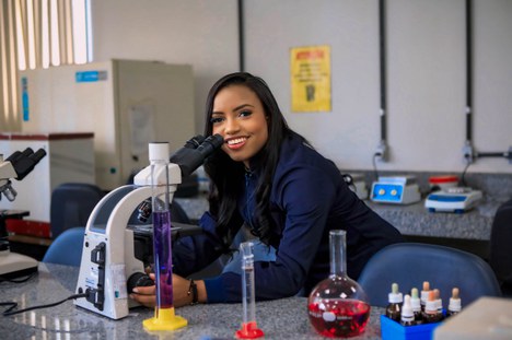 Adriane Torquati, 23 anos, da Universidade de Brasília (UnB). CGCOM/CAPES