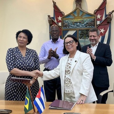 Imagem: Denise Pires de Carvalho,  presidente da CAPES, e a reitora da Universidade de Havana, Miriam Nicado García, assinaram memorando de entendimento para ampliar a cooperação acadêmica entre as instituições (Divulgação)