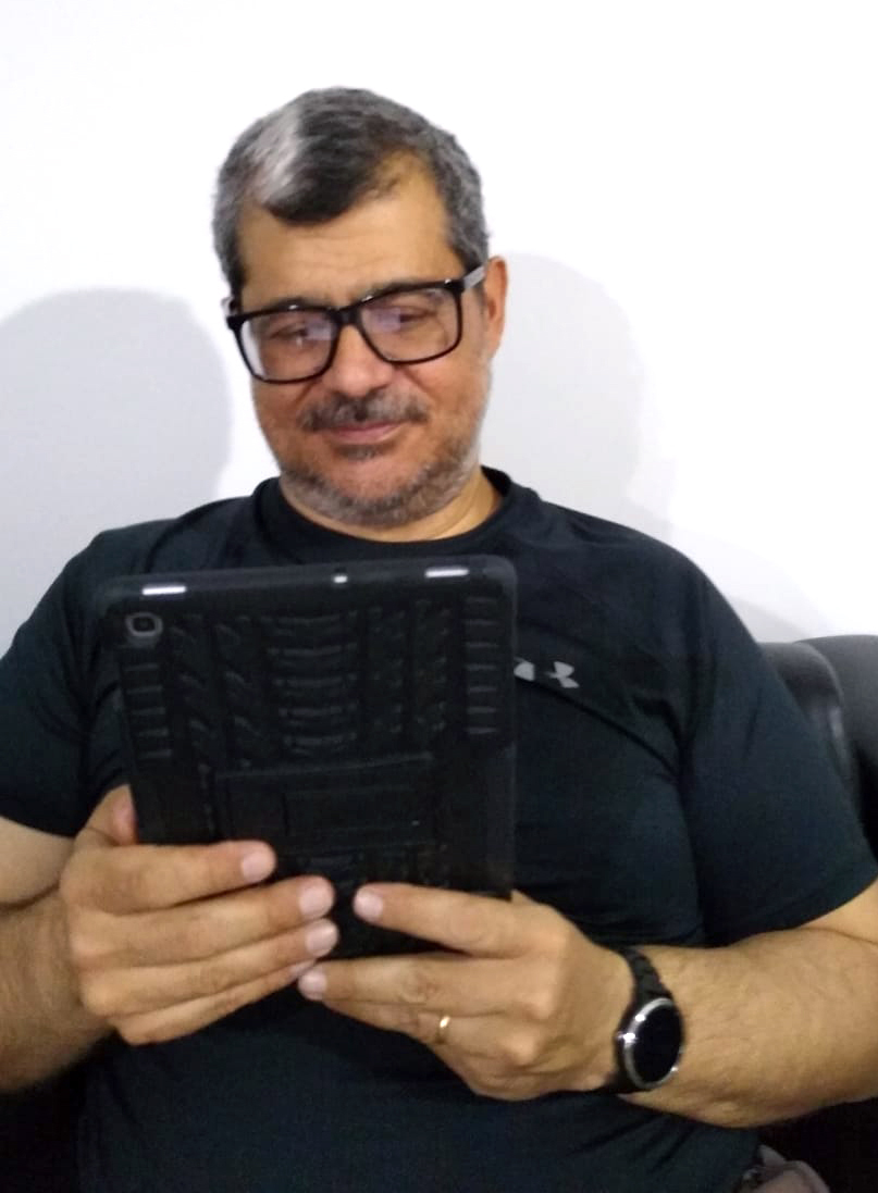 Mario de Andrade Lira Júnior, pesquisador da Universidade Federal Rural de Pernambuco (UFRPE), usa o aplicativo do Portal de Periódicos em um tablet e classifica a plataforma móvel como uma “reprodução bastante exata” da de computador (Foto: Arquivo pessoal)