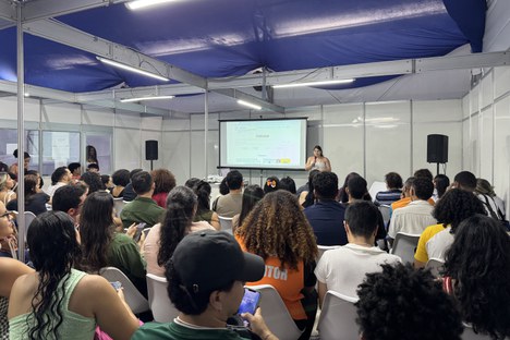 Imagem: Treinamento do Portal de Periódicos no auditório, mostra da reunião da SBPC (Julia Prado - CGCOM/CAPES)