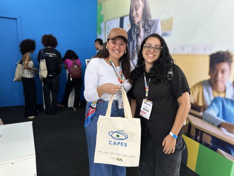 Imagem: Ana Júlia Nunes ( de blusa preta) cursa pedagogia na UnB em vista ao estande de CAPES (João Luiz Mendes - CGCOM/CAPES)