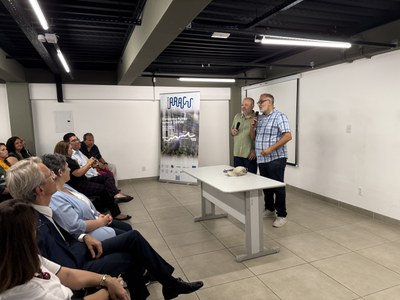 Imagem: Representantes da França explicam Projeto Iaraçu (Julia Prado/CGCOM-CAPES)