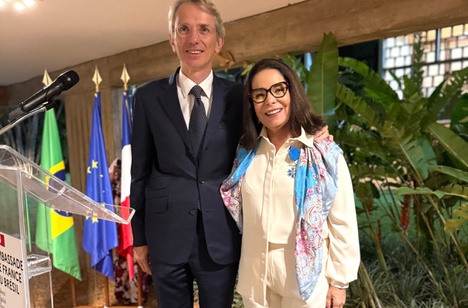 Imagem: Denise Pires de Carvalho recebeu do embaixador no Brasil, Emmanuel Lenain, a Ordem Nacional do Mérito (Julia Prado - ASCOM/CAPES)