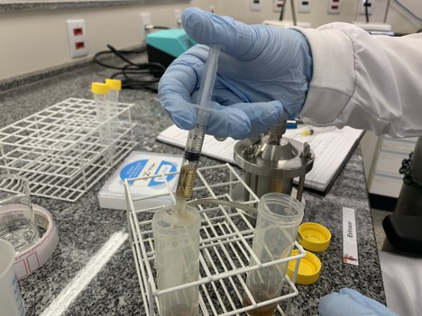 Pesquisador manipula amostras no Laboratório Farmatec, na Universidade Federal de Goiás (Foto: Guilherme Pera - CCS/CAPES)