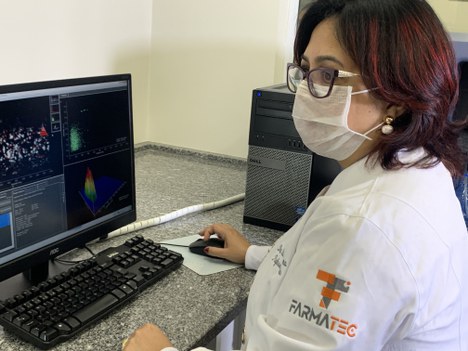 Eliana Martins Lima, professora de nanotecnologia da Faculdade de Farmácia da Universidade Federal de Goiás, coordena projeto com o objetivo de desenvolver uma alternativa terapêutica contra a COVID-19 (Foto: Guilherme Pera - CCS/CAPES)