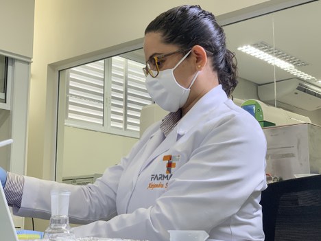 Alejandra Sousa, doutoranda da Universidade Federal de Goiás, em atividade no laboratório onde é tocado o projeto da instituição que tenta desenvolver uma alternativa terapêutica no combate à COVID-19 (Foto: Guilherme Pera - CCS/CAPES)