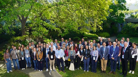 Imagem: Diretor de Relações Internacionais da CAPES (de azul, à direita) no fórum do Brafagri, na França (Foto: Divulgação/VetAgro Sup)