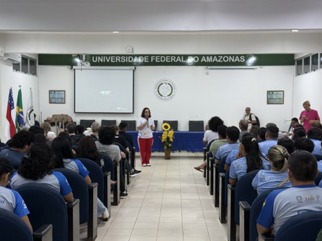 Imagem: Presidente da CAPES fala para uma plateia de estudantes do Pibid, no campus da Ufam em Itacoatiara (Julia Prado - CGCOM/CAPES)