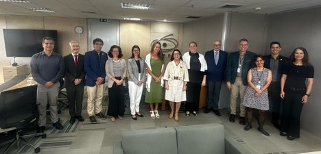 Imagem: Luana Fagundes (centro) foi apresentada ao alto escalão da CAPES (Guilherme Pera - CGCOM/CAPES)