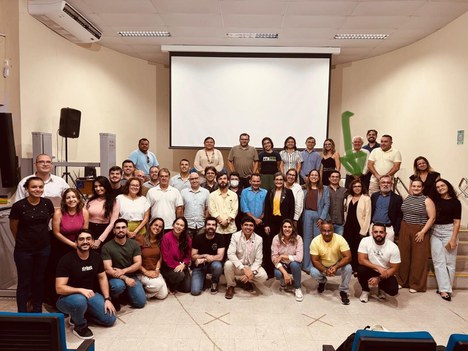 Imagem: Antonio Gomes de Souza Filho (agachado, de terno claro, ao centro) debateu a avaliação da pós-graduação com comunidade da Ufersa (Divulgação)