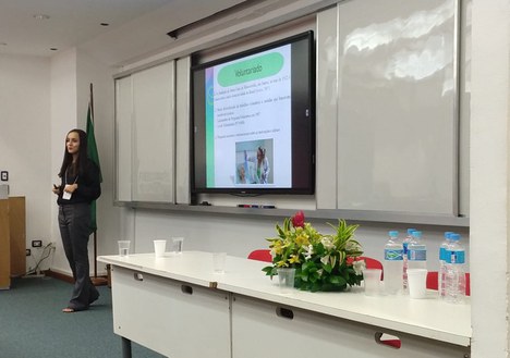 A pesquisadora Evlyn Rodrigues durante palestra sobre voluntariado, tema sobre o qual tem se debruçado durante toda a educação superior (Foto: Arquivo pessoal)