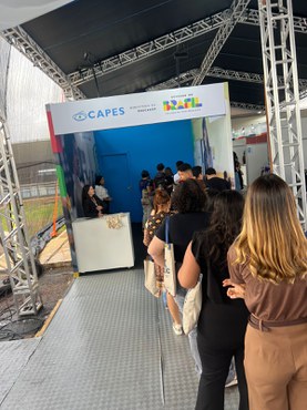 Imagem: Participantes do Enalic fazem fila para visitar estande da CAPES.(Andressa OIliveira - DEB/CAPES)