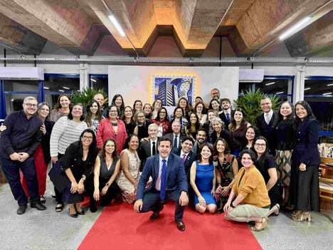 Imagem: Leonardo Barchini com equipe da CAPES no lançamento do selo comemorativo dos 75 anos da Fundação. Foto (Julia Prado - ASCOM/CAPES)