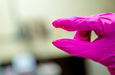 Imagem: Biossensor para detectar anticorpos contra COVID-19 (Marcos Solivan/Sucom-UFPR)