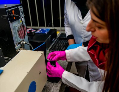 Imagem: Biossensores ópticos de COVID-19 (Marcos Solivan/Sucom-UFPR)