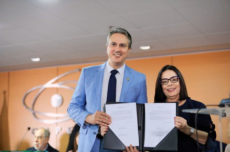 Imagem: Camilo Santana, ministro da Educação e Denise Pires de Carvalho, presidente da CAPES (Naiara Demarco - CGCOM/CAPES)
