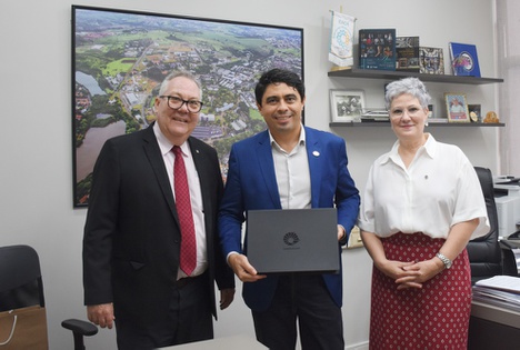 Imagem: Paulo Cesar Montangner, reitor da Unicamp, Antônio Gomes Souza Filho, da CAPES, e Cláudia Morelli, pró-reitora de Pós Graduação da Unicamp (Paulo Cesar Montangner, reitor da Unicamp, Antônio Gomes Souza Filho, da CAPES, e Cláudia Morelli, pró-reitora de Pós Graduação da Unicamp)