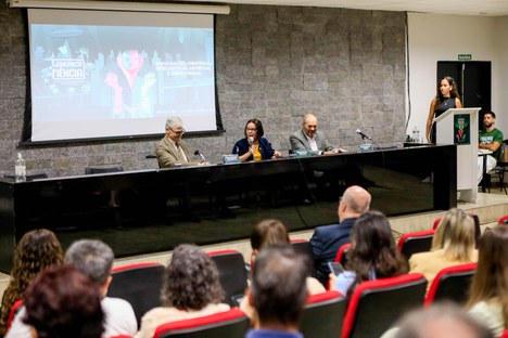 Imagem: Denise Pires de Carvalho, presidente da Fundação, durante sua participação no encontro na UFU (Naiara Demarco - CGCOM/CAPES)