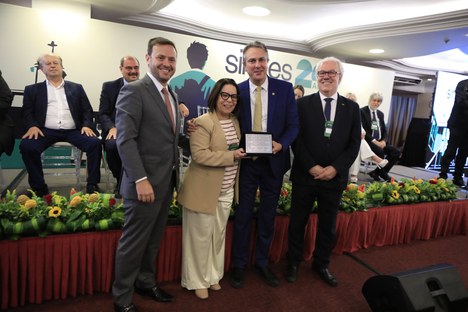 Imagem: CAPES recebe placa por avaliar a pós-graduação desde 1976 (Willian Santos - CGCOM/CAPES)