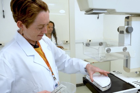 Imagem: Camila Engler no laboratório (Arquivo pessoal)