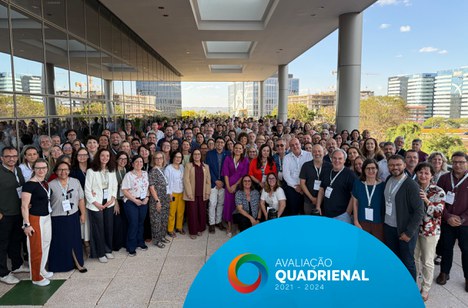 Imagem: Denise Pires de Carvalho e Antonio Gomes de Souza Filho com consultores de seis áreas de avaliação (Julia Prado - CGCOM/CAPES)