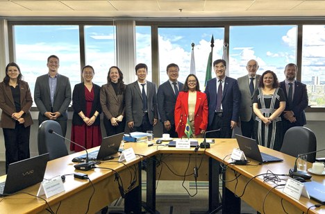 Imagem: Representantes da CAPES e da Universidade Beihang na Sala dos Conselhos da Fundação, em Brasília (Julia Prado - ASCOM/CAPES)