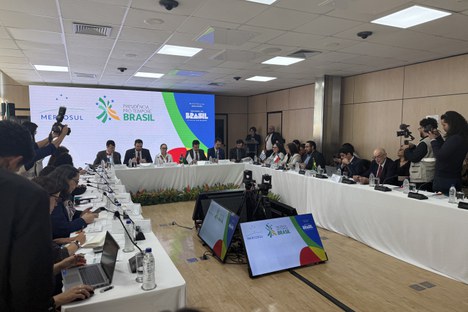 Imagem: Reunião sobre balanço de ações de educação no Mercosul (Julia Prado - CGCOM/CAPES)