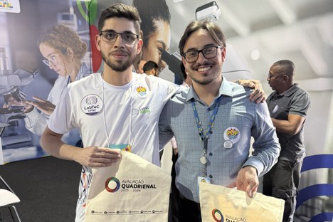 Imagem: Danilo Silveira Ramos e Vinícius Souza Capistrano responderam às perguntas do Quiz CAPES (Julia Prado - CGCOM/CAPES)