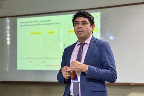 Imagem: Antonio Gomes durante palestra sobre avaliação e inovação, realizada no Instituto Federal de Educação, Ciência e Tecnologia de Brasília (Julia Prado - CGCOM/CAPES)