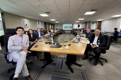 Imagem: Servidores da CAPES em aula magna de curso em Administração Pública da UnB, na Coordenação (Julia Prado - CGCOM/CAPES)