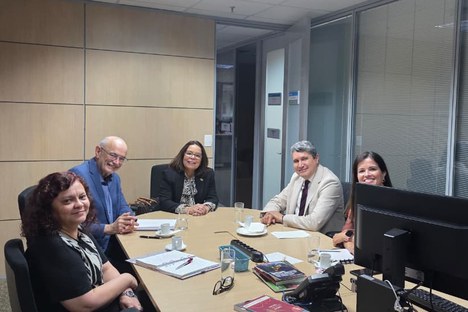 Imagem: Presidentes da CAPES e do Confap, além do diretor de Relações Internacionais da Coordenação e sua equipe debateram o Programa CAPES Global (Divulgação)