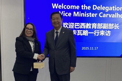Imagem: Representando o MEC na China, Denise Pires de Carvalho visitou a agência CEAIE (Divulgação)